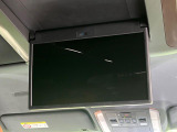 【フリップダウンモニター】大画面モニターで後席でもエンタメをお楽しみいただけます。小さなお子様にも大人気の装備です♪