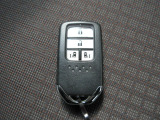 スマートキー付!キーを取り出さなくてもドアロックの施錠・開錠、エンジンの始動が出来ます!雨の日や荷物の多い日にとても便利ですね♪