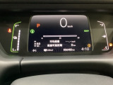 デジタル表示のスピードメーターとタコメーター、燃費やオドメーターなどの表示の他に、ホンダセンシング機能などの表示もできる多機能なマルチインフォメーション・ディスプレイです。