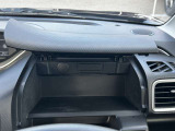 運転席前には大きい小物入れが!