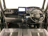 車内は光触媒抗菌消臭施工済です。インパネ周りはスタイリッシュなデザインで機能や装備も充実しています。グローブボックスやカップホルダーのほかにトレーなどたくさんの収納スペースが付いています。