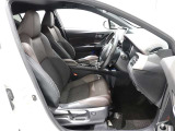 ブラックとこげ茶のシートでおしゃれな印象の運転席回りです。