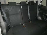 後席シートも広々としたスペースを確保しています。大人でもゆったりと座って頂けますので、大人数でのお出かけもラクラクです♪ドライブに行くのが楽しみですね♪