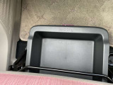 助手席下部にサンダル等小物が入るシートアンダートレー収納BOXが有ります。