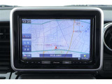 純正メモリーナビを搭載。詳細地図も入っているので、初めて行く場所でも道に迷うことなく安心です。また、車両後方の様子をカメラで確認できて、大変重宝するバックガイドモニターを装備。