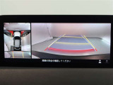 パノラミックビューモニター付きです。車両を上から見たような映像をモニター画面に表示。運転席からの目視では見にくい、車両周辺の状況をリアルタイムでしっかり確認できます。