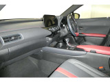 F SPORT専用のシート色により、より一層スポーティな雰囲気になっております。