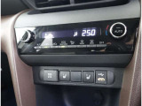 オートエアコン付車です。自動で温度と風量を設定する優れものです。