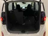 後部座席は分割でシートを倒すことができます。大きな荷物、ゴルフバックも積めます。上質で広々とした室内だから、みんなが心地よく車内で快適に過ごせます♪