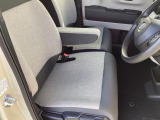 フロントシートです!!セパレートシートなのでお尻をしっかりホールド!!スポーティな運転にも最適です!!