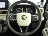 ハンドルにはステアリングスイッチが付いていますので、オーディオの操作が出来、目線をそらすことも少ないので、安全運転に役立ちます!!