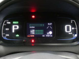 各操作スイッチは使いやすい位置に配置され、とっても見やすいメーターです。夜間時はラグジュアリーな気分にさせてくれる照明が魅力ですので、夜のドライブも楽しみになりますよ♪
