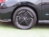 純正17インチアルミ付きです。上質かつお手入れのしやすいデザイン