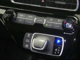 【オートエアコン】車内温度を感知して自動で温度調整をしてくれるのでいつでも快適な車内空間を創り上げます!どの席に座っても快適なドライブが楽しめます♪