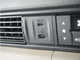 スマートフォンの充電等にも便利なUSB電源ソケット等も使いやすい場所に装備されています。