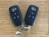 【スマートキー】 スマートキーを携帯していれば、ドアハンドルのボタンを押してロックの解除ができ、パワースライドドアもワンタッチで開閉できます