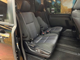 後部座席も気になるようなキズ・汚れやへたり等、大きなダメージはなく、良好な状態です。