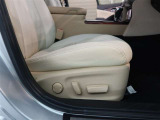 パワーシート搭載。微妙な調整が手軽にでき、ピッタリなポジションで運転することが可能です。