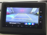 リバースギアに入れるだけで後方の表示へ切り替わります。夜間や雨の日の駐車も楽になりますよ。