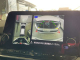ギアをバックに入れるとナビ画面に、まるで雲の上から覗いているような映像が映り、駐車をサポートしてくれます!