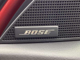 BOSEサウンドシステムは、車内で臨場感あふれるサウンドを楽しめます。サラウンド設定を「Centerpoint」にすることで、ステレオ音源をマルチチャンネル化し、サラウンド効果を高めることができます。