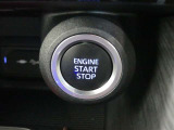 【プッシュスタート】スマートキーを携帯して、ブレーキを踏みながらスタートスイッチを押すだけでエンジンがかけられます。