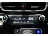 ★エアコンはオートタイプが装着済みです!オートモードにしておけば、車内温度を設定するだけで風の料や吹き出し口の切り替えを機械が行ってくれます!一年中快適な環境を作れますよ♪