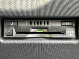 【ETC】有料道路を利用する際に料金所で停止することなく通過できる、ETC車載器(ノンストップ自動料金収受システム機器)が装備されています。セットアップを行うことで利用可能になります。