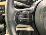 ステアリングにオーディオ操作スイッチが付いています。オーディオ画面に直接タッチしなくても操作が出来ますので、運転に集中できます。
