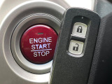 【Hondaスマートキー】カバンやポケットに入れたままでもドアの施錠・解錠が可能なスマートキーを装備。エンジンのオン・オフ時もカギを取り出す必要が無いからとっても便利です♪