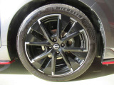 純正アルミホイールのデザインは、ボディデザインとマッチしており、すっきりした雰囲気は好印象です!