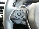 ステアリングスイッチ付き。オーディオの操作やメーターインフォメーションの切り替えも前方から目を離すことなく操作することが可能です。