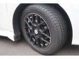 【ブラック社外アルミホイール】タイヤ215/55R17付きで足元もスタイリッシュに決まってます。