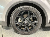 スポーティな印象を与える純正ホイールです。どこまでも走っていきたくなるようなデザインですね♪