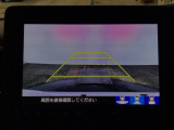 【バックカメラ】運転が苦手な方も車庫入れラクラクです!ギアをリバースに入れれば自動的に切り換わりますので、面倒な操作は不要です♪狭い駐車場もお車を傷つけず安心ですね!