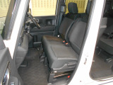 広々使えるベンチシート仕様です。
