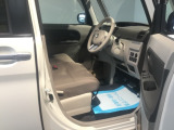 【ベンチシート】運転席と助手席の移動もスムーズ!狭い駐車場での乗り降りや、お子様の乗り降りにも便利です。座席の間にコンソールボックスやドリンクホルダーがないため、車内空間が広く感じます。