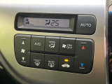 【オートエアコン】一度お好みの温度に設定すれば、車内の温度を検知し風量や温度を自動で調整。暑い&hellip;寒い&hellip;と何度もスイッチ操作をする必要はありません。快適な車内空間には必須の機能ですね♪