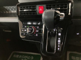 シフトレバーは扱いやすいインパネシフトです!オートエアコンも装備ですよ♪