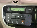 【オートエアコン】一度お好みの温度に設定すれば、車内の温度を検知し風量や温度を自動で調整。暑い&hellip;寒い&hellip;と何度もスイッチ操作をする必要はありません。快適な車内空間には必須の機能ですね♪