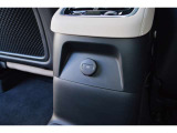 セカンドシートの足元にもUSB-Cポートが付いています