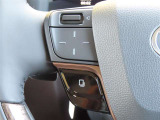 運転中、オーディオの操作をしてて、ハッとしたことはありませんか?ステアリングスイッチは、運転中でもハンドルでオーディオの操作が可能です。安全なドライブをサポートします。