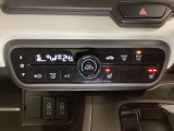 セレクトレバーの左上にオートエアコンがついてますので簡単操作で快適に過ごせます。シートヒータースイッチ内蔵で前席の左右別々に2段階で温度設定ができます。