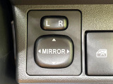 【電動格納ミラー】サイドミラーは電動格納式となっており、狭い駐車場でもキズがつくリスクを抑えられます。