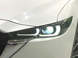 【LEDヘッドライト】悪天候や夜間走行時も良好な視界を確保し安心して運転できる高輝度LEDヘッドライトを装備!点灯速度が早く、消費電力も抑えられています。