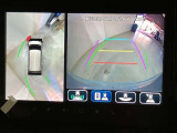 パノラミックビューモニター付きです。車両を上から見たような映像をディスプレイオーディオ画面に表示。運転席からの目視だけでは見にくい、車両周辺の状況をリアルタイムでしっかり確認できます。