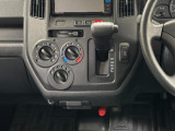 【デフロックスイッチ付き】悪路にはまっしまった時の救世主!エアコンはダイヤルを回すだけで温度と風量調節ができるので暑い夏や寒い冬も車内快適です♪