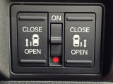 【両側電動スライドドア】が装備されています!運転席脇のスイッチを押すだけで、両側それぞれのドアを開閉することができます!お子様の送迎時などにとっても便利!