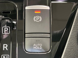 【電動パーキングブレーキ】パーキングブレーキは便利な電動式!ボタン一つで操作でき、アクセルを踏めば自動で解除されます♪レバーやペダルが無いので運転席廻りもすっきりしますね♪