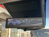 スマートルームミラーが付いております。後席に人が乗車した時や沢山の荷物を積んだ時もバックミラーの視界が遮られる事無く見えるので便利です♪